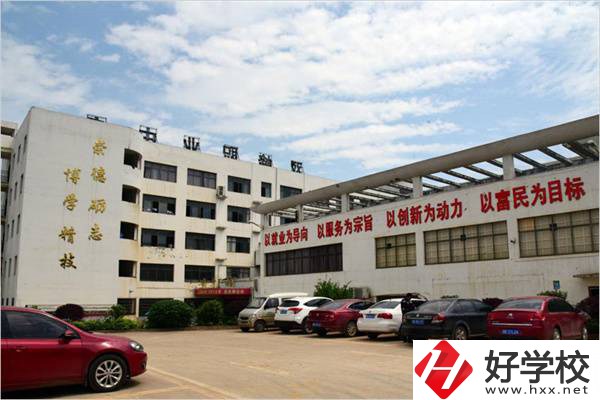 湖南有沒有招收復(fù)讀生的中專學(xué)校？有哪些招生專業(yè)？