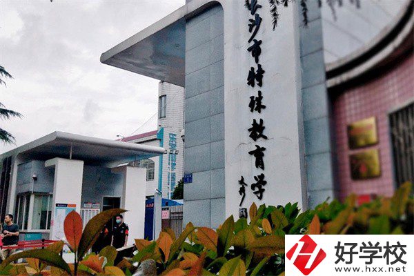 長沙學(xué)服裝設(shè)計可以去哪些中職？專業(yè)好就業(yè)嗎？