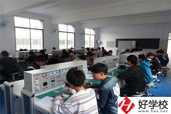 中鋼集團衡陽重機技工學(xué)校是公辦還是民辦？學(xué)費是多少？