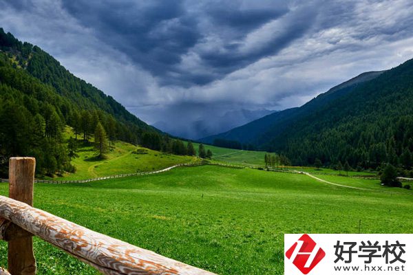 瀘溪縣第一職業(yè)中學(xué)管理規(guī)范嗎？