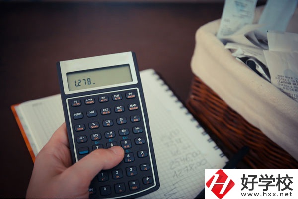想在長沙學(xué)會計專業(yè)，哪些中專學(xué)校好?