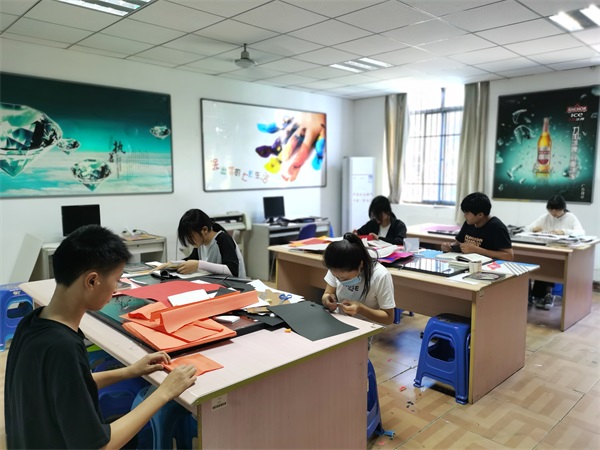 西安哪所學(xué)校可以學(xué)鐵路客運(yùn)服務(wù)專業(yè)？