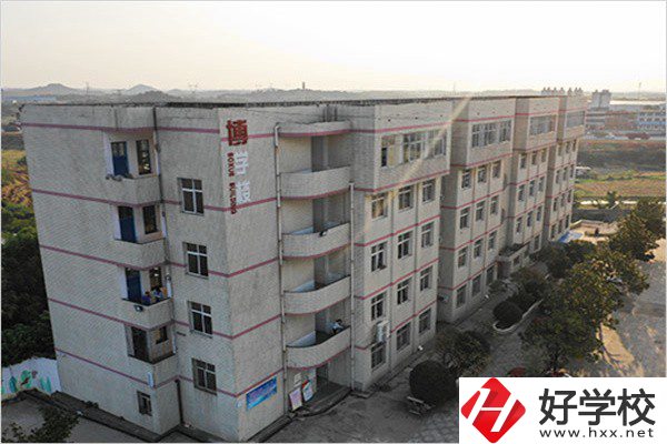 湘潭有開設(shè)航空服務(wù)專業(yè)的中職學(xué)校嗎？學(xué)費(fèi)是多少？
