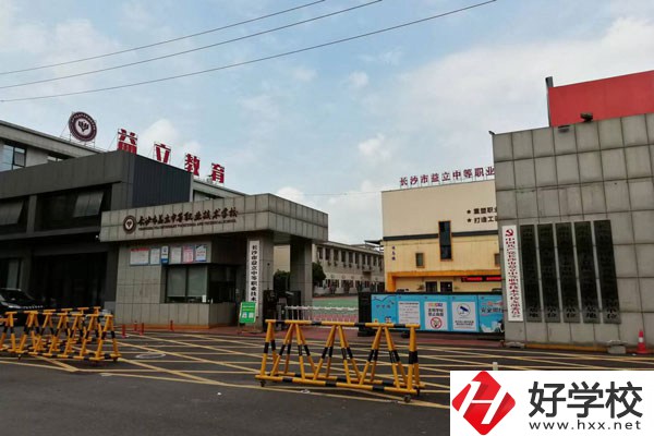 想報(bào)旅游服務(wù)與管理專業(yè)，推薦湖南的這所中職學(xué)校！