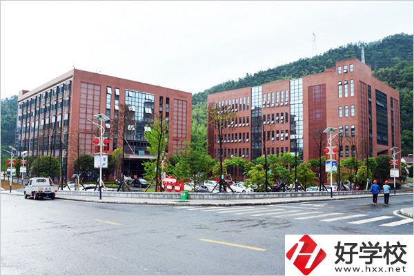 安化縣職業(yè)中專(zhuān)學(xué)校師資怎么樣？環(huán)境好不好？
