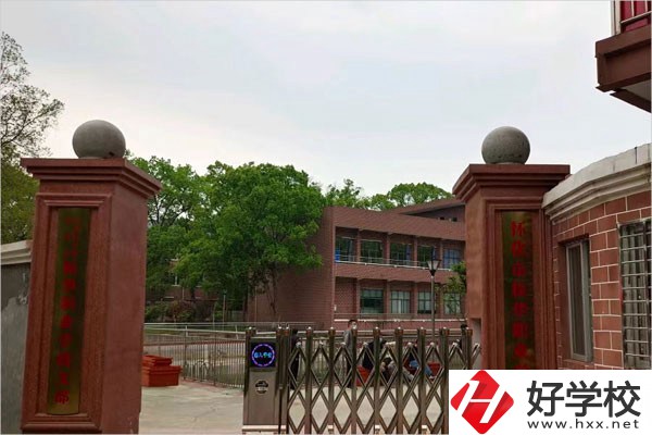 懷化市振華職業(yè)學(xué)校大門(mén)