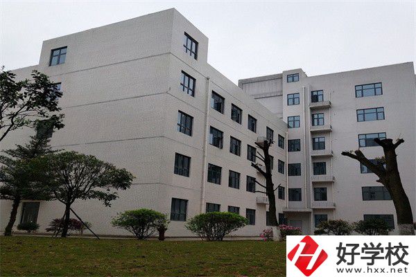 往屆生可以在湖南讀公辦中職嗎？有哪些學(xué)?？梢酝扑]？