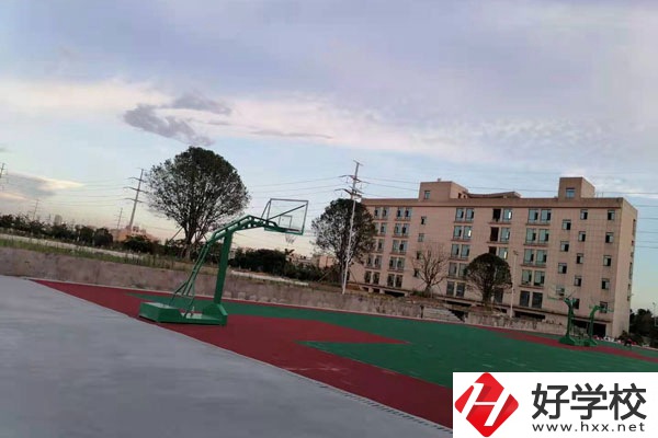 湘潭計(jì)算機(jī)技術(shù)學(xué)校是技校嗎？有什么專業(yè)？