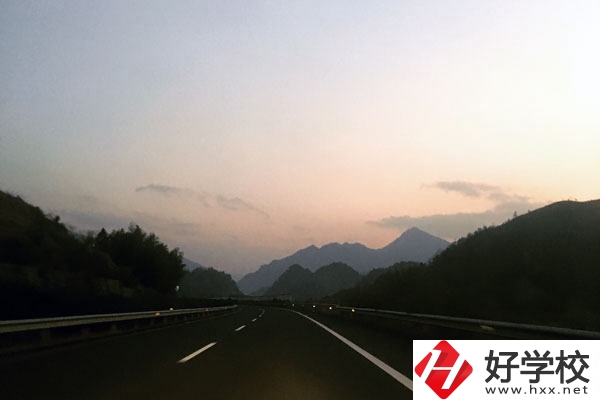 常德財經(jīng)中等專業(yè)學(xué)校重點建設(shè)的專業(yè)有哪些？