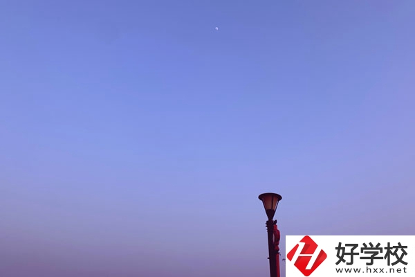 張家界旅游職業(yè)學(xué)校校園環(huán)境怎么樣？