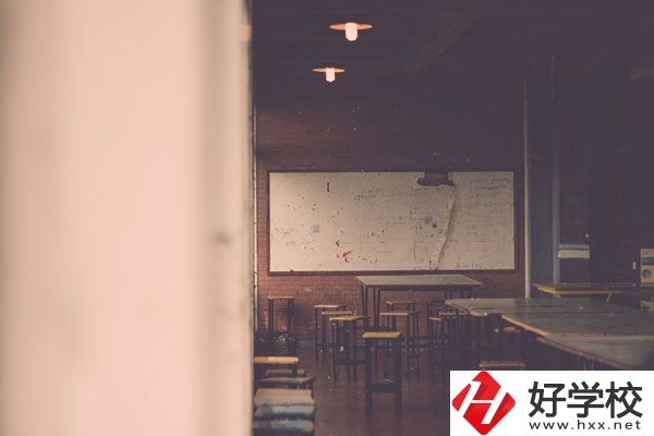 懷化市商貿(mào)經(jīng)濟管理學校好不好？宿舍怎么樣？