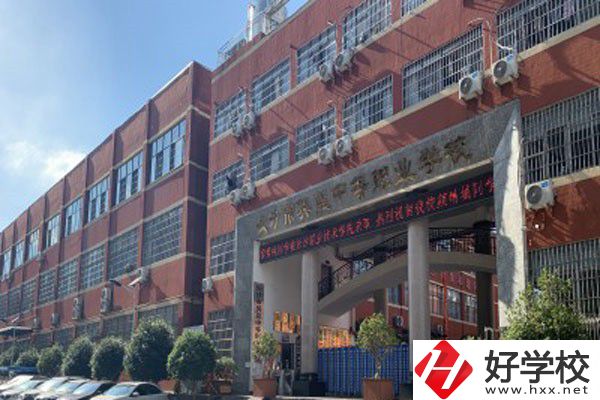 長(zhǎng)沙市英藍(lán)中等職業(yè)學(xué)校怎么樣？有沒(méi)有官網(wǎng)？