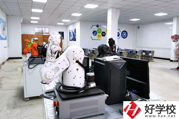 想學(xué)酒店管理，長沙有哪些中職學(xué)?？梢酝扑]？