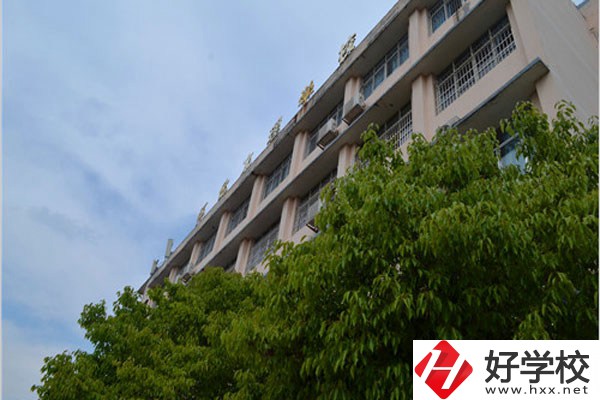懷化文理學(xué)校是中專嗎？學(xué)費(fèi)情況怎么樣？