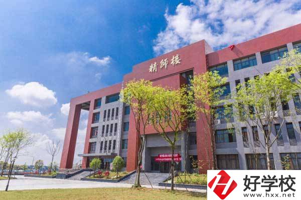 長沙職業(yè)技術(shù)學(xué)院中職部的學(xué)費一年多少錢？