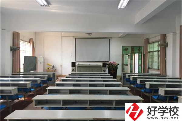 株洲市德才職業(yè)技術(shù)學(xué)校是公辦還是民辦？學(xué)費(fèi)是多少？