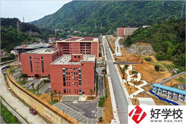 安化縣職業(yè)中專學(xué)校有哪些特色專業(yè)？