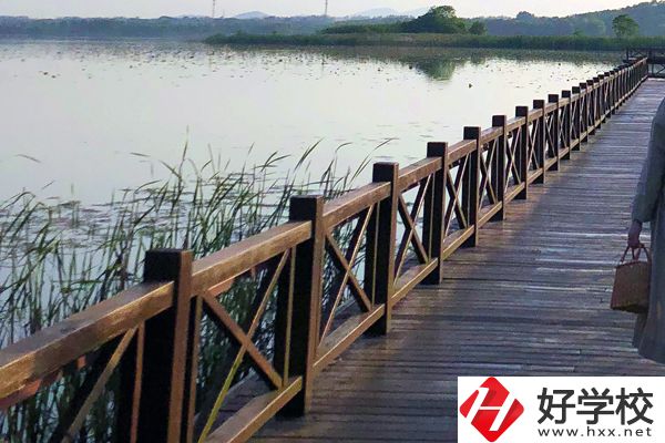 鳳凰縣育英民族學校怎么樣？有什么特色專業(yè)？