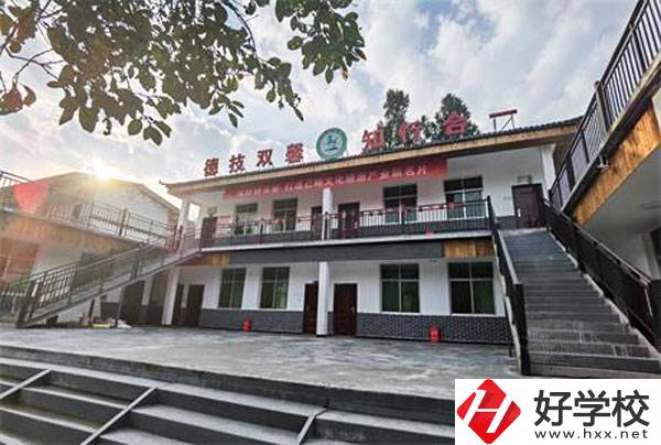 湘西旅游學(xué)校的辦學(xué)特色和宗旨有哪些？