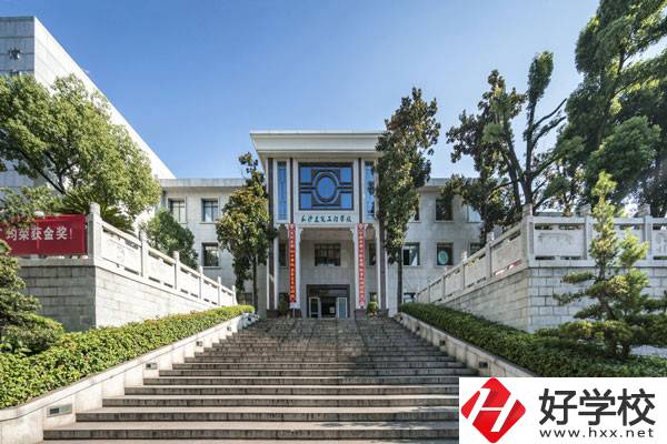 長沙建筑工程學(xué)校是公辦還是民辦？有哪些優(yōu)勢？