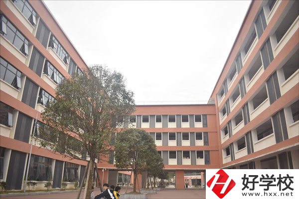 湘西龍山縣第一職業(yè)中學學校怎么樣？環(huán)境如何？