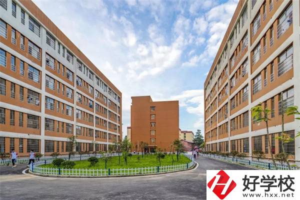 想去婁底新化楚怡工業(yè)學校該怎么走？