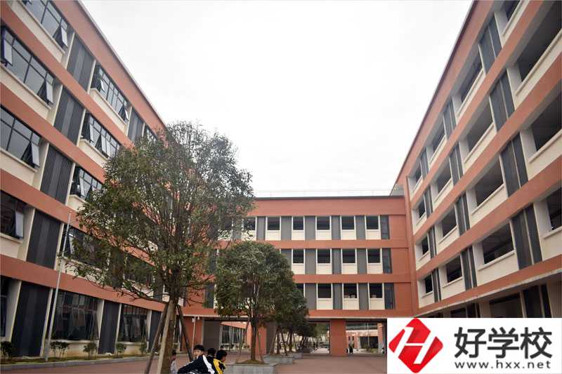 龍山縣第一職業(yè)中學有什么辦學特色？取得哪些榮譽？