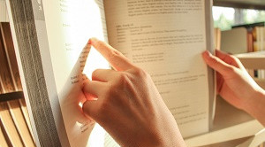 ?？瓶佳? />
</p>
<p><strong>2、專升本之后再去考研
</strong></p>
<p>
	還有就是不談學(xué)歷歧視等因素影響，雖然有考研的機(jī)會(huì)，但是卻很難達(dá)到一些要求。
</p>
<p>
	其實(shí)小編建議，有這個(gè)想法去考研究生的同學(xué)，可以在等待有機(jī)會(huì)報(bào)考考研的兩年期間，參加專升本，把自己的學(xué)歷提升為本科學(xué)歷，有很多同學(xué)都是選擇了這條道路。畢竟畢業(yè)后兩年，基本已經(jīng)在外面工作了，學(xué)習(xí)能力并沒有那么強(qiáng)，考試能力也會(huì)下降。如果你參加專升本考試，就可以在學(xué)校進(jìn)行全日制的學(xué)習(xí)，過了兩年之后，就可以以本科學(xué)歷報(bào)考研究生了。彌補(bǔ)了自己專科的劣勢，對(duì)于報(bào)考研究生也會(huì)比專科生有優(yōu)勢。
</p>
<p>
	所以如果你是專科生且想考研，可以對(duì)比以上兩點(diǎn)，選擇一個(gè)更合適自己的方式！
</p><div   id=